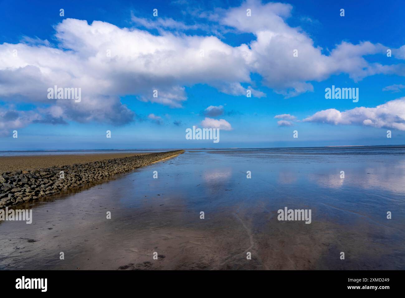 Il Mare dei Wadden, la Frisia orientale, tra Bensersiel e Neuharlingersiel, Breakwater dietro la diga, bassa Sassonia, Scalinate, Germania Foto Stock