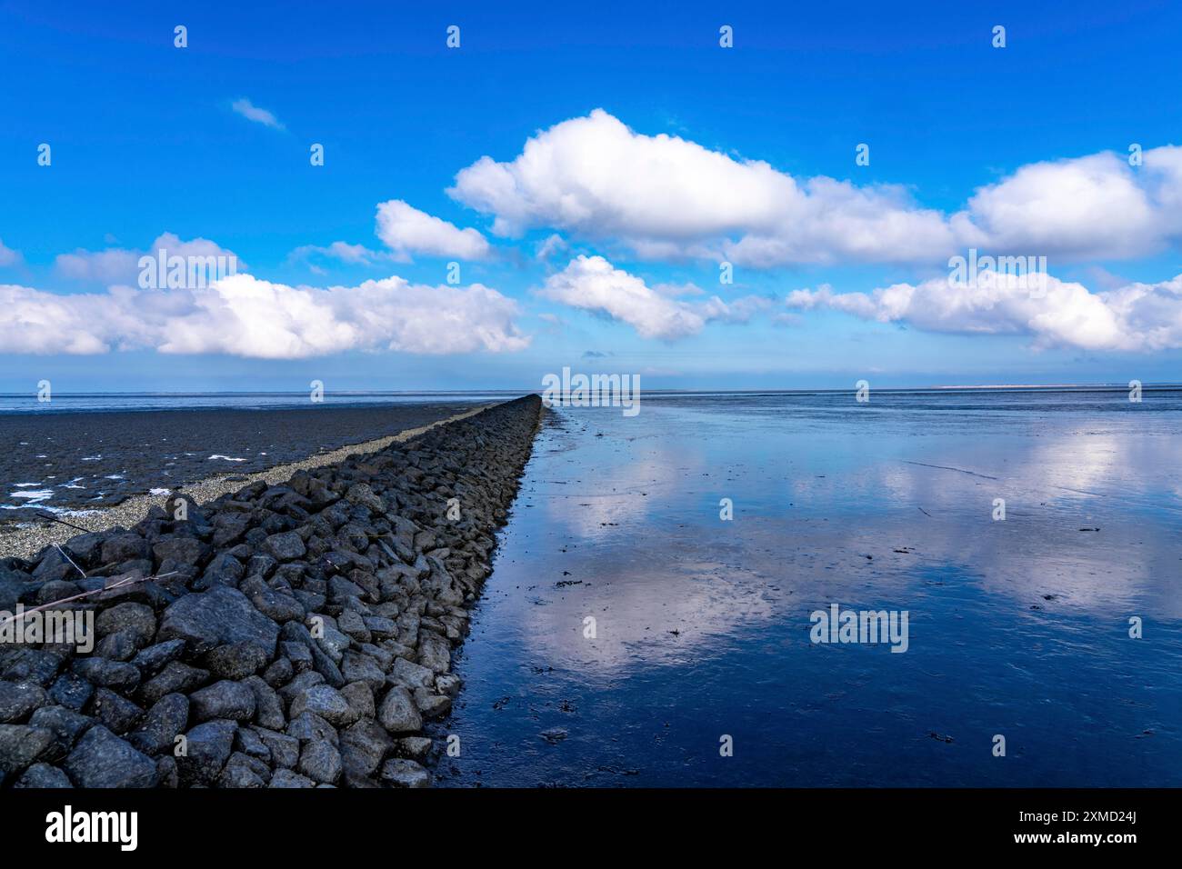 Il Mare dei Wadden, la Frisia orientale, tra Bensersiel e Neuharlingersiel, Breakwater dietro la diga, bassa Sassonia, Scalinate, Germania Foto Stock