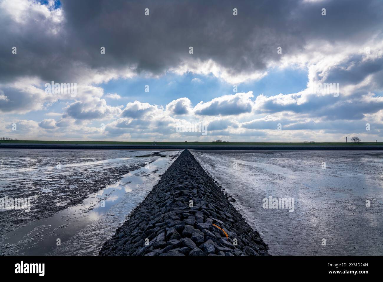 Il Mare dei Wadden, la Frisia orientale, tra Bensersiel e Neuharlingersiel, Breakwater dietro la diga, bassa Sassonia, Scalinate, Germania Foto Stock