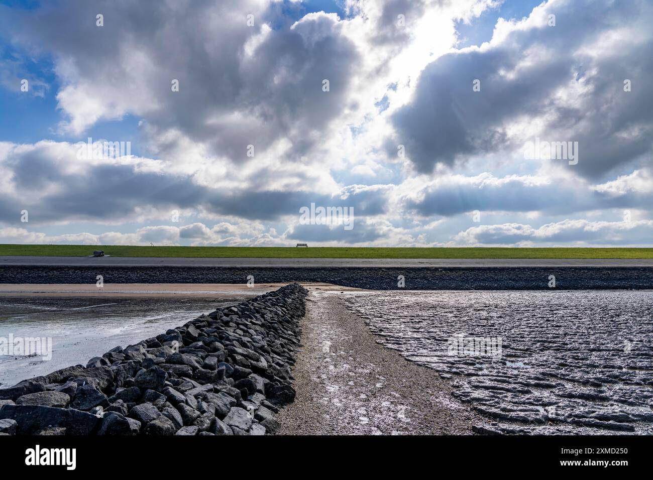 Il Mare dei Wadden, la Frisia orientale, tra Bensersiel e Neuharlingersiel, Breakwater dietro la diga, bassa Sassonia, Scalinate, Germania Foto Stock