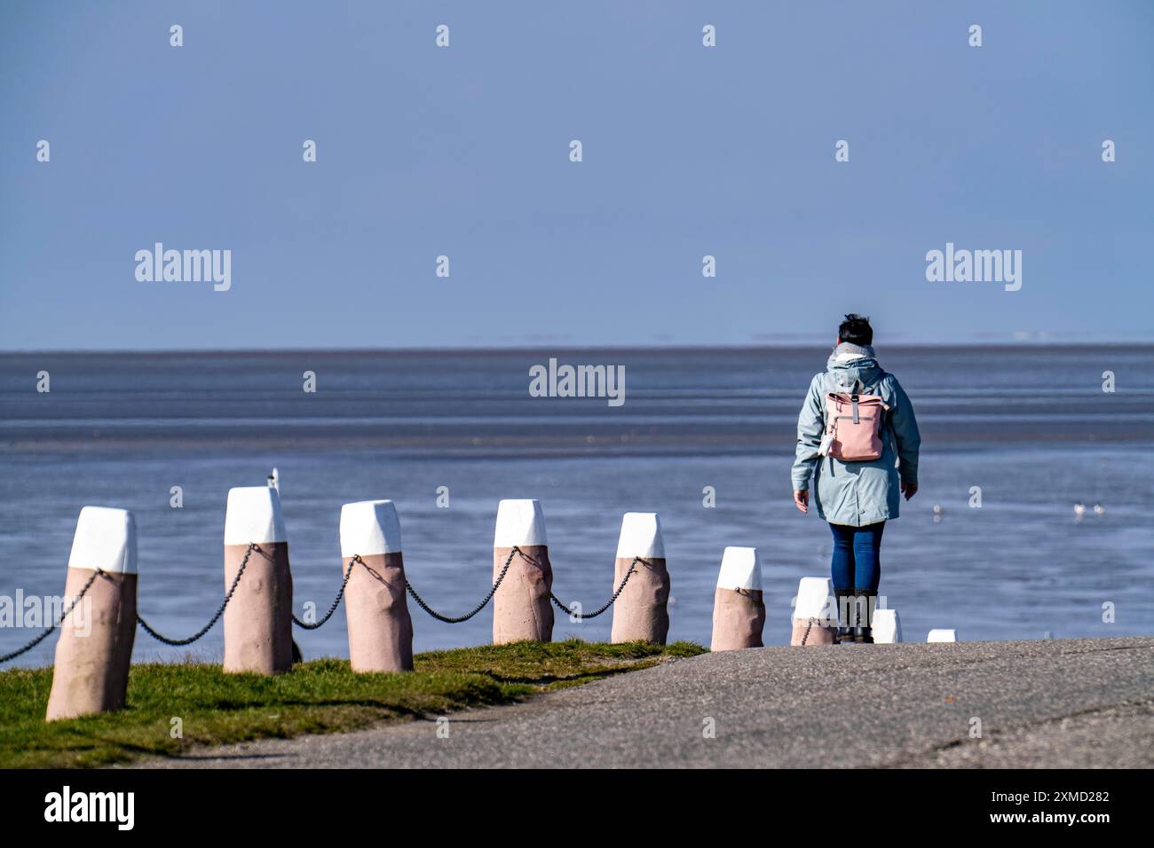 Dyke cammina sulla costa della Frisia orientale vicino a Norddeich, bassa Sassonia, Germania Foto Stock