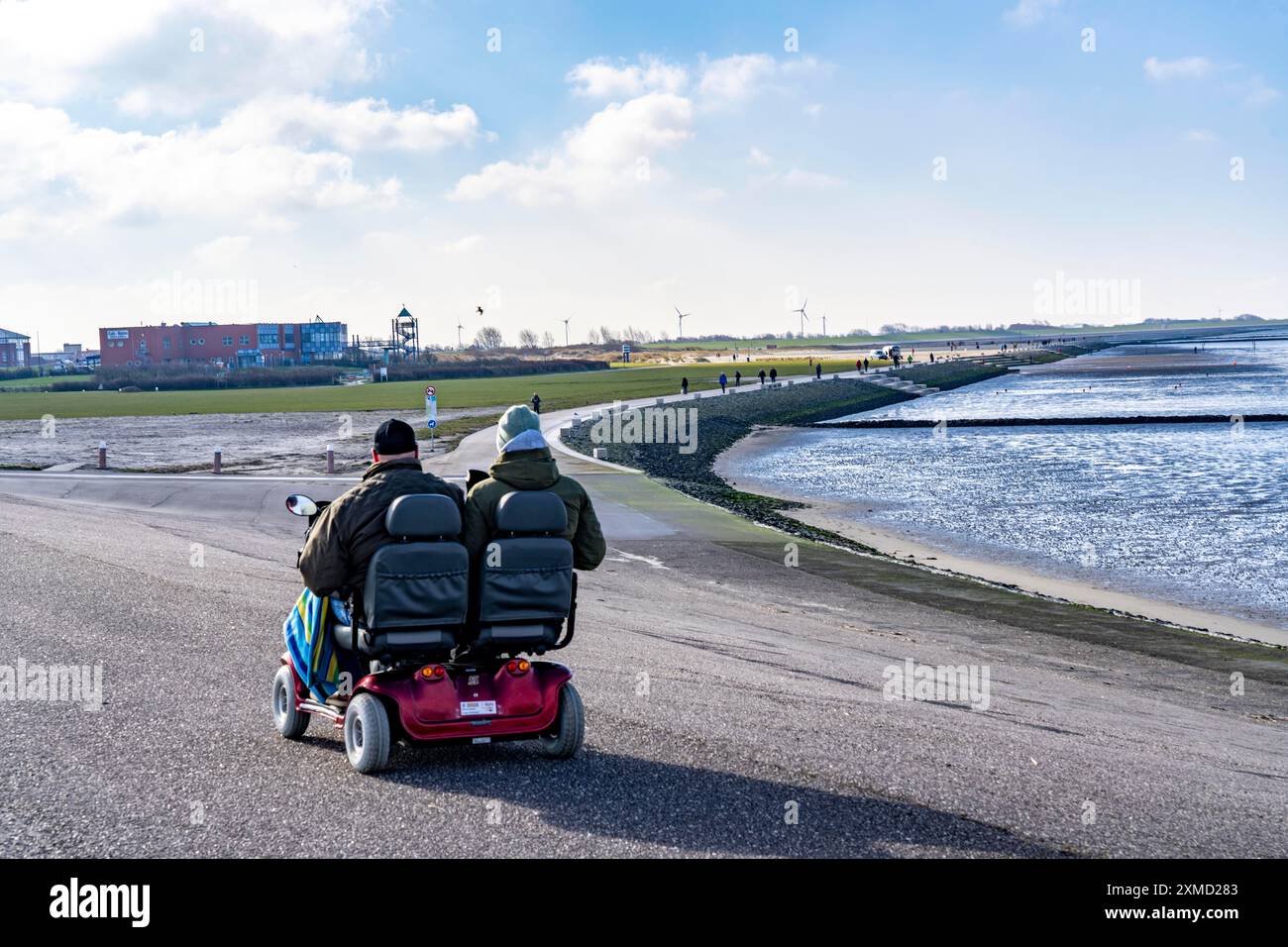 Scooter, buggy motorizzato, camminata lungo la costa della Frisia orientale vicino a Norddeich, bassa Sassonia, Germania Foto Stock