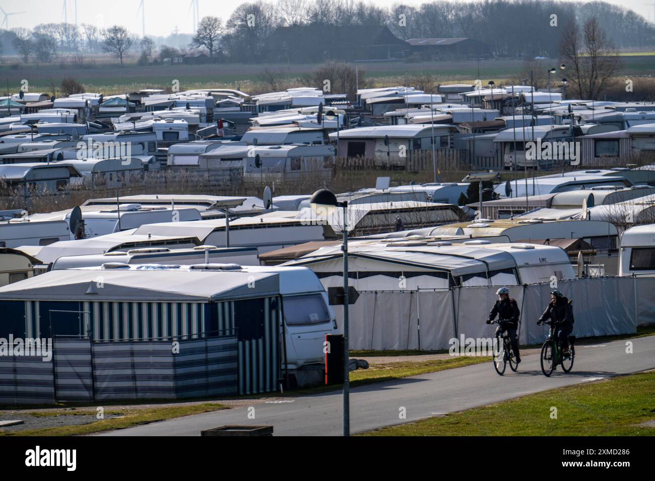 Campeggio, piazzola per roulotte e camper sulla diga del Mare del Nord, a Neuharlingersiel, bassa Sassonia, Germania Foto Stock