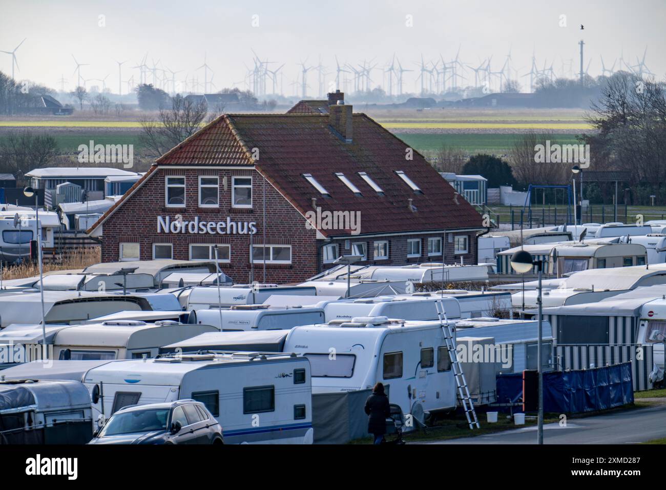 Campeggio, piazzola per roulotte e camper sulla diga del Mare del Nord, a Neuharlingersiel, bassa Sassonia, Germania Foto Stock