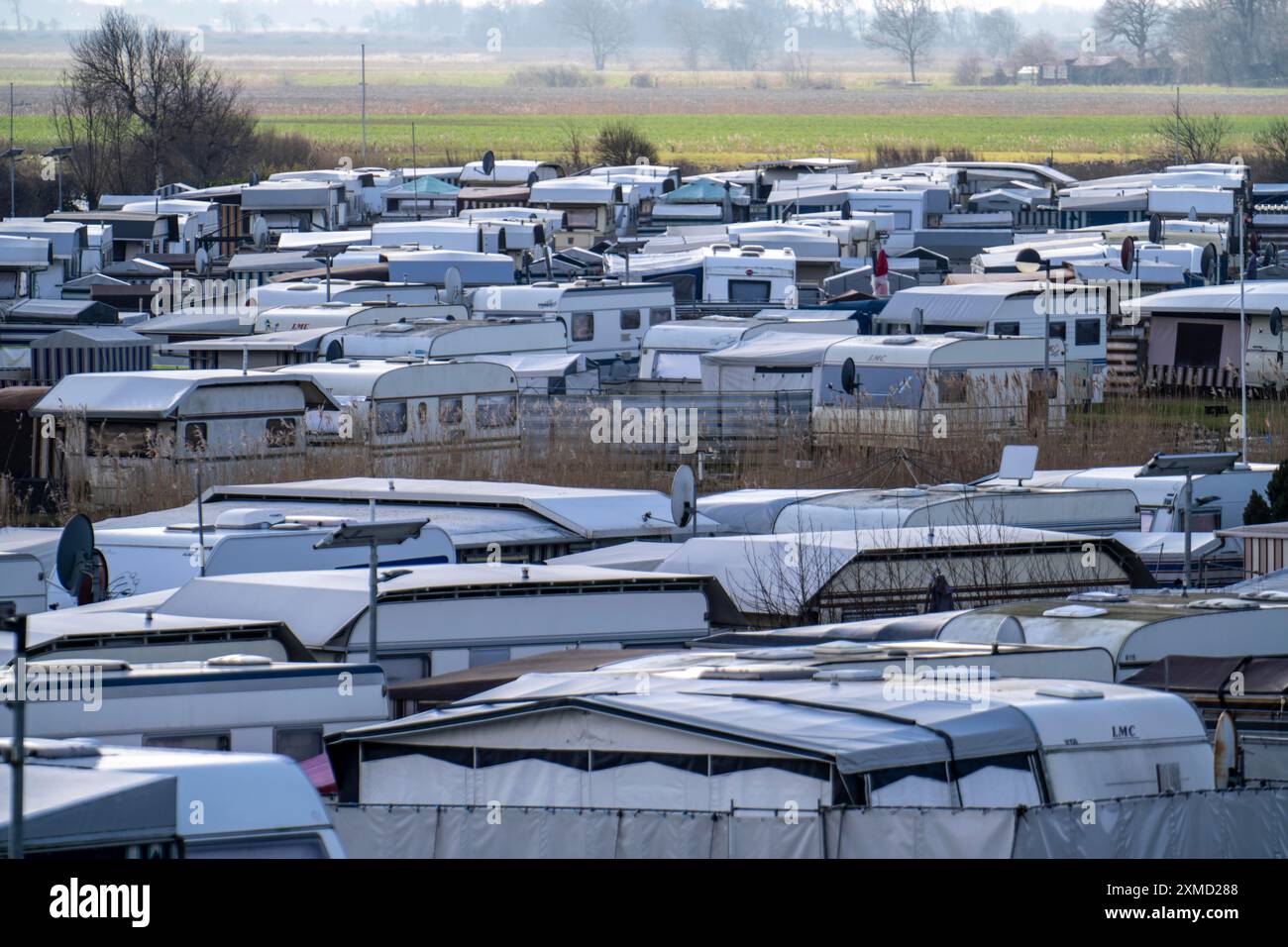 Campeggio, piazzola per roulotte e camper sulla diga del Mare del Nord, a Neuharlingersiel, bassa Sassonia, Germania Foto Stock
