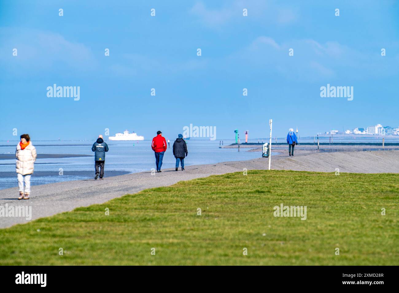 Dyke cammina sulla costa della Frisia orientale vicino a Norddeich, sullo sfondo l'isola di Norderney, bassa Sassonia, Germania Foto Stock