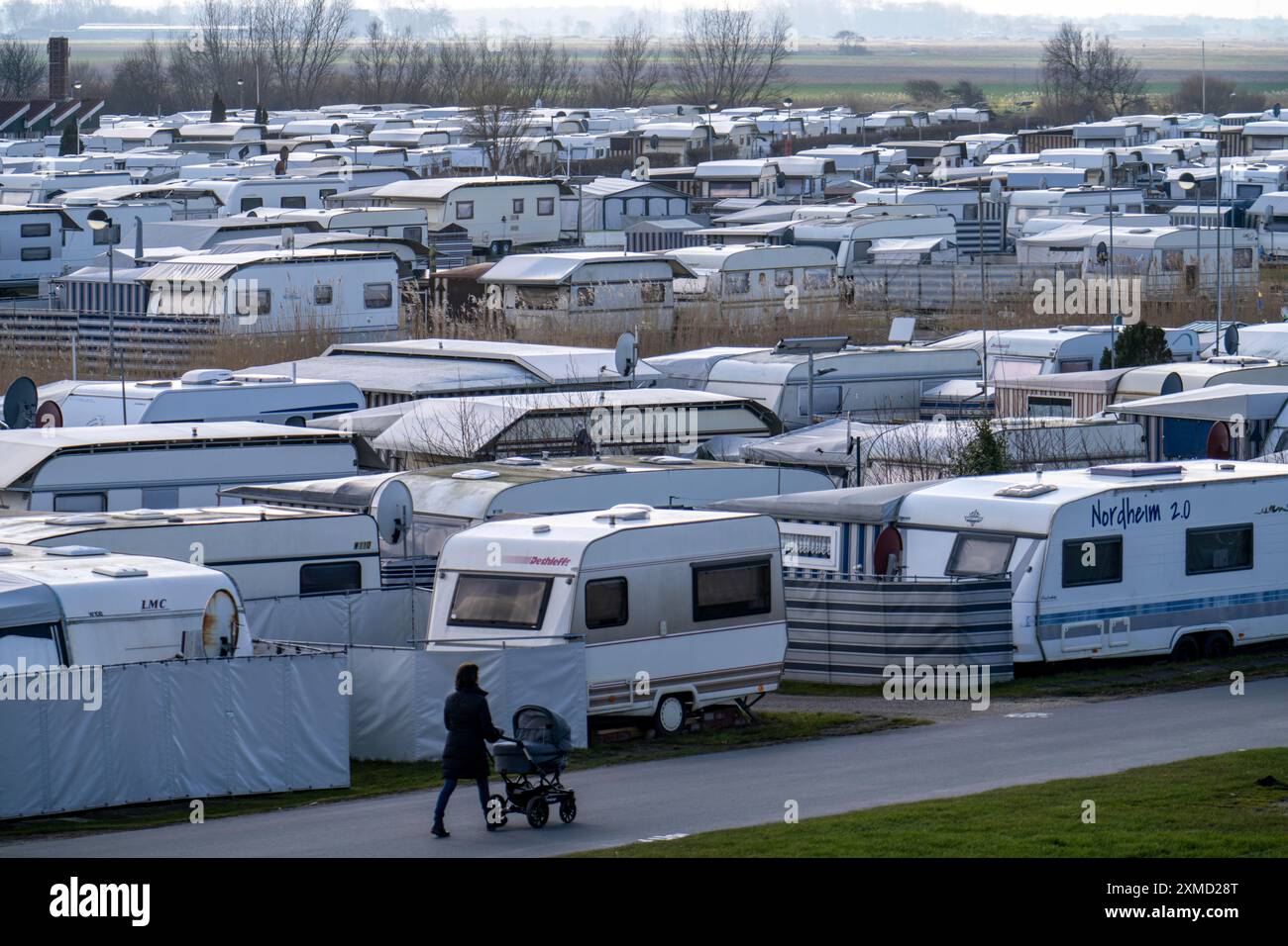 Campeggio, piazzola per roulotte e camper sulla diga del Mare del Nord, a Neuharlingersiel, bassa Sassonia, Germania Foto Stock