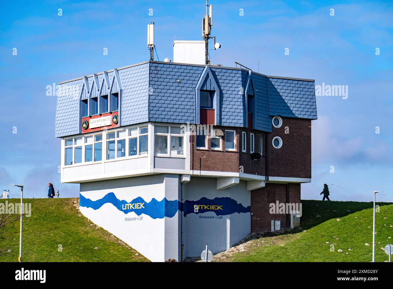 Dyke cammina sulla costa della Frisia orientale vicino a Norddeich, bassa Sassonia, Germania Foto Stock