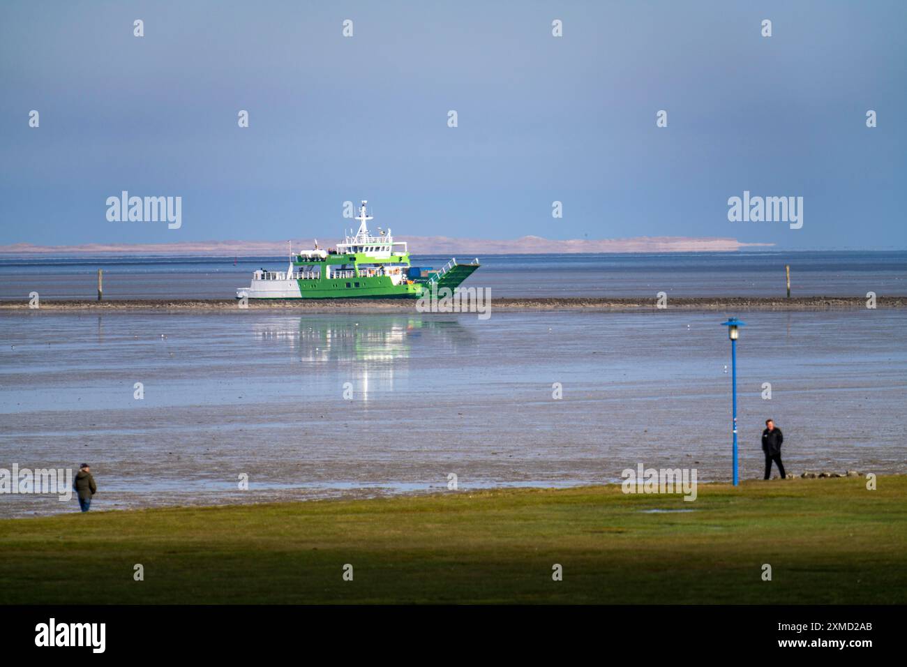 Diga del Mare del Nord, vicino a Neuharlingersiel, traghetto per l'isola di Spiekeroog, bassa Sassonia, Germania Foto Stock