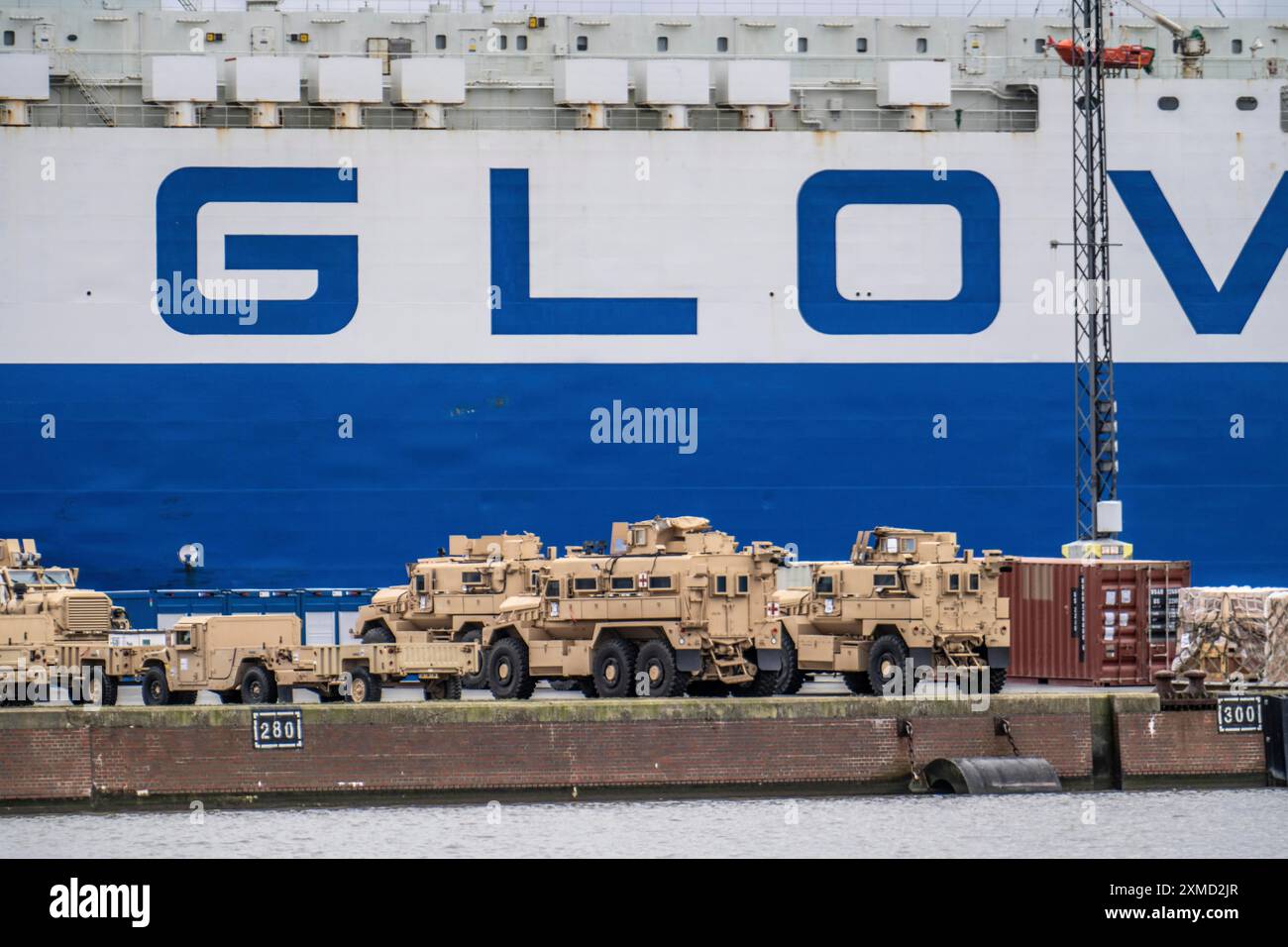 Veicoli militari STATUNITENSI nel porto marittimo di Bremerhaven, provengono dagli Stati Uniti e vengono trasportati in Ucraina come aiuto militare, bassa Sassonia, Germania Foto Stock