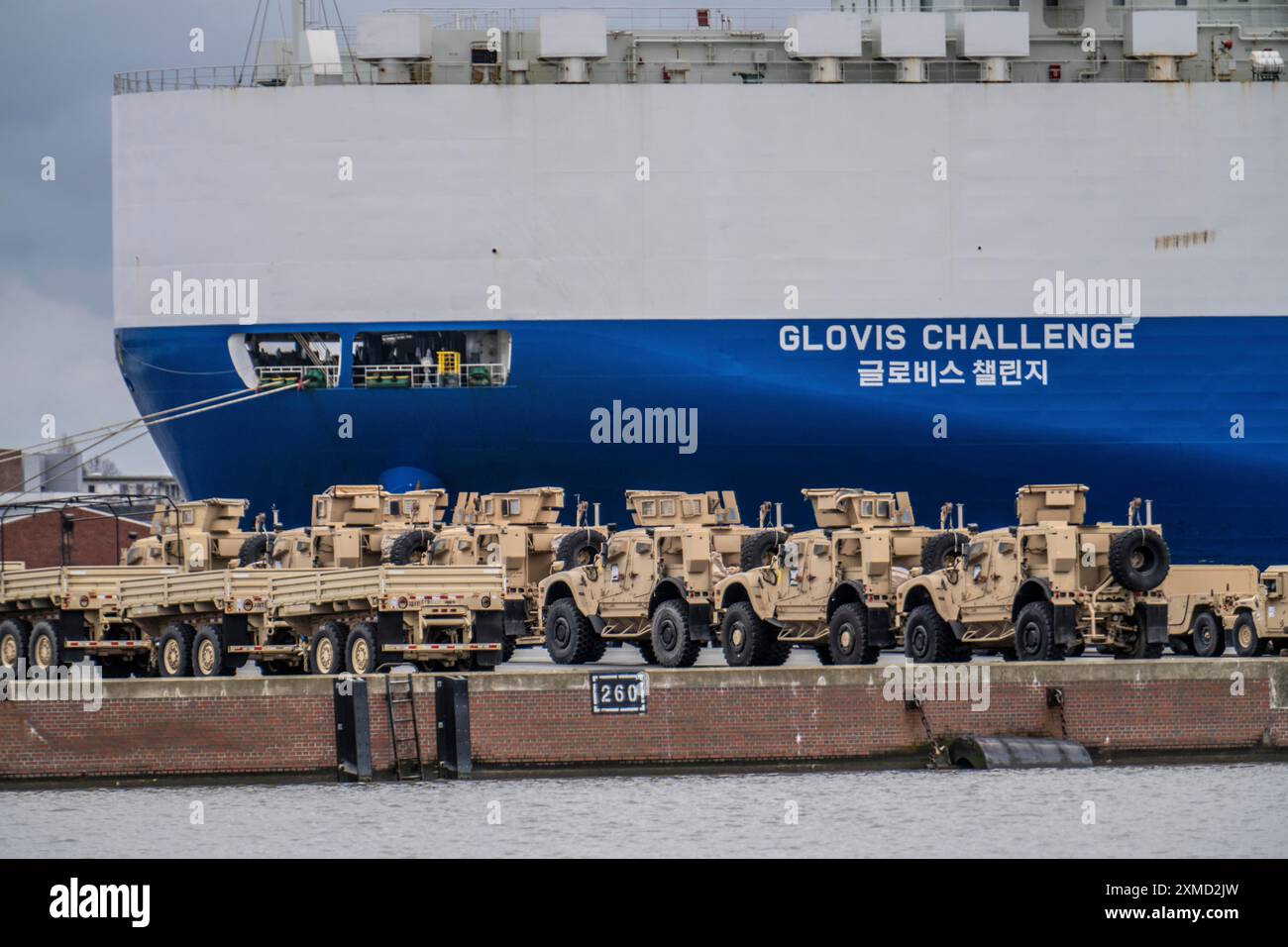 Veicoli militari STATUNITENSI nel porto marittimo di Bremerhaven, provengono dagli Stati Uniti e vengono trasportati in Ucraina come aiuto militare, bassa Sassonia, Germania Foto Stock