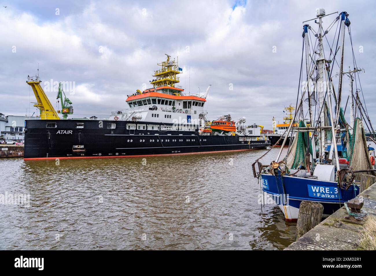 Atair, nave per la ricerca e la ricerca di relitti (VWFS) della Federal Maritime and Hydrographic Agency, BSH, nel porto peschereccio, con GNL Foto Stock Atair, nave per la ricerca e la ricerca di relitti (VWFS) della Federal Maritime and Hydrographic Agency, BSH, nel porto peschereccio, con GNL Foto Stock