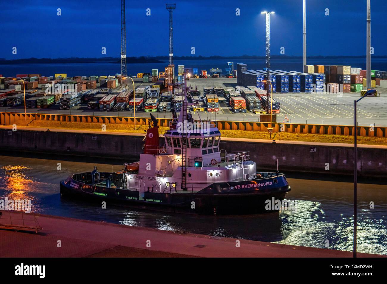 Terminal container nel porto marittimo di Bremerhaven, Eurogate Container Terminal, Nordschleuse, porto rimorchiatore VB Bremerhaven, Brema, Germania Foto Stock