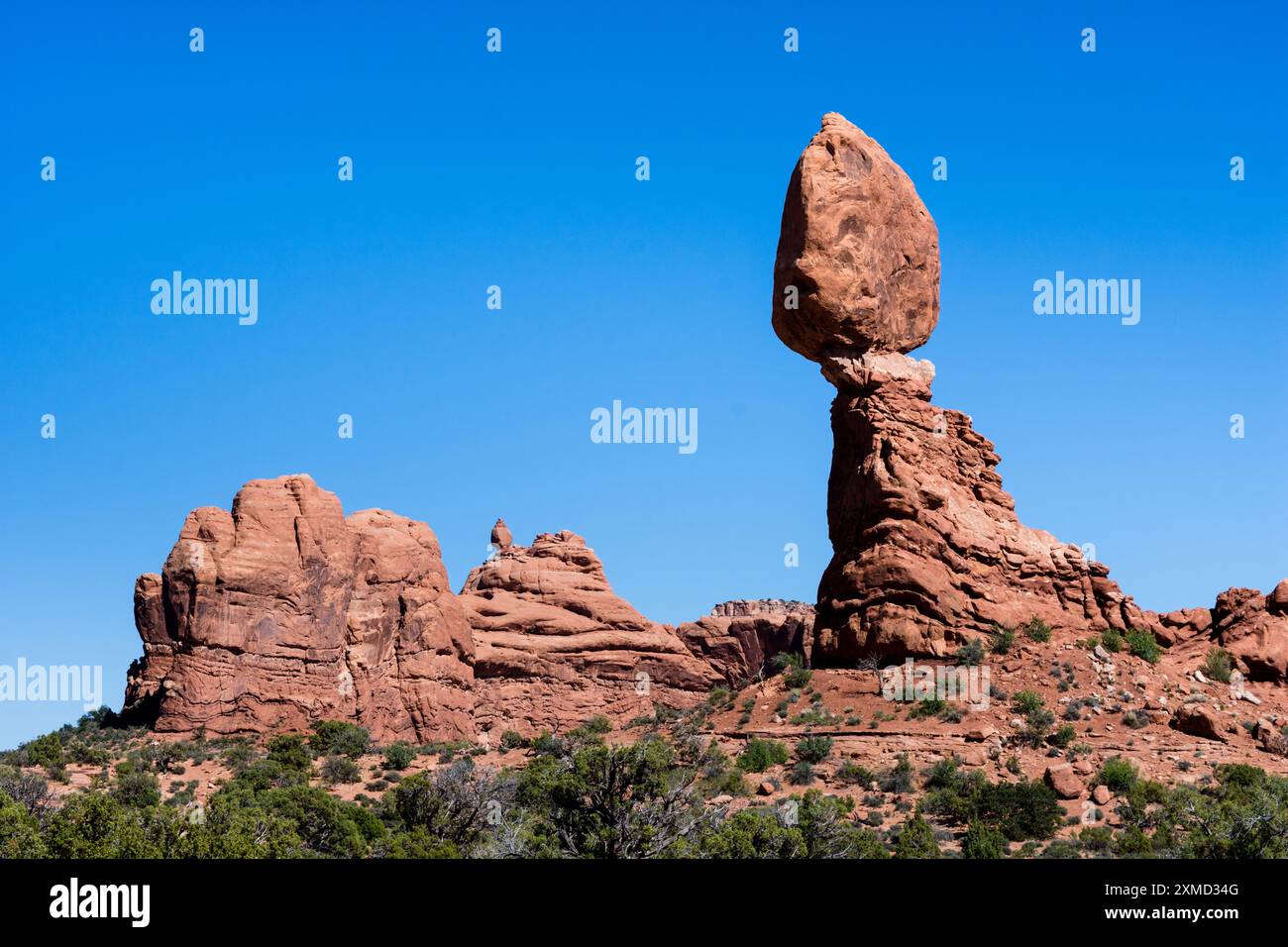 Vista panoramica della Balanced Rock nel Parco Nazionale di Arches - Moab, Utah, Stati Uniti Foto Stock