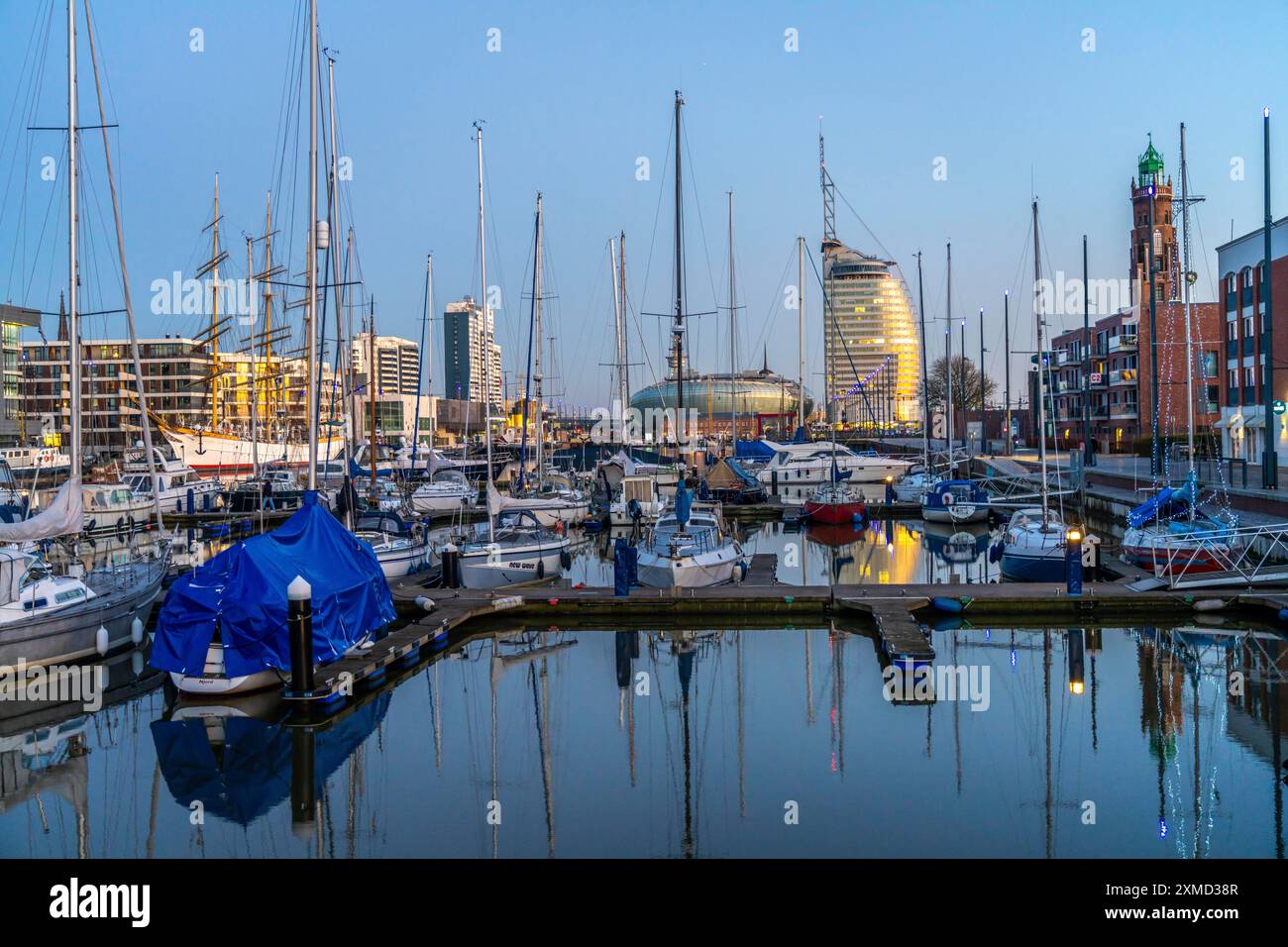 Nuovo porto, bacino portuale, quartiere portuale, edifici residenziali, edifici per uffici, edificio della città di vela, hotel, KlimaHaus Bremerhaven, porticciolo e Foto Stock