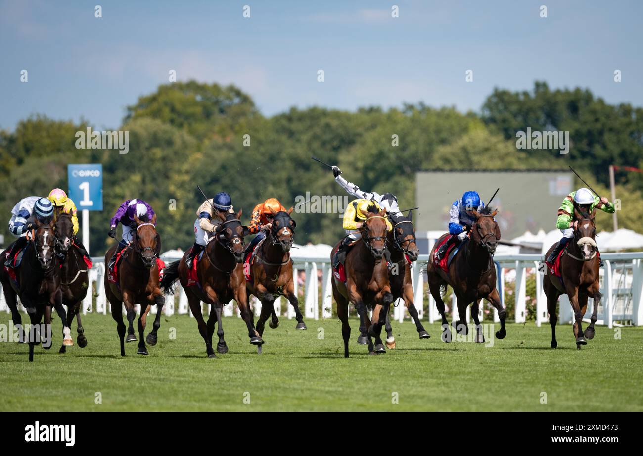 Ascot, Regno Unito. Sabato 27 luglio 2024. Elnajmm e Tom Marquand vincono la Betfred handicap Stakes per l'allenatore William Haggas e il proprietario Sheikh Ahmed al Maktoum. Crediti JTW equine Images / Alamy Live News Foto Stock