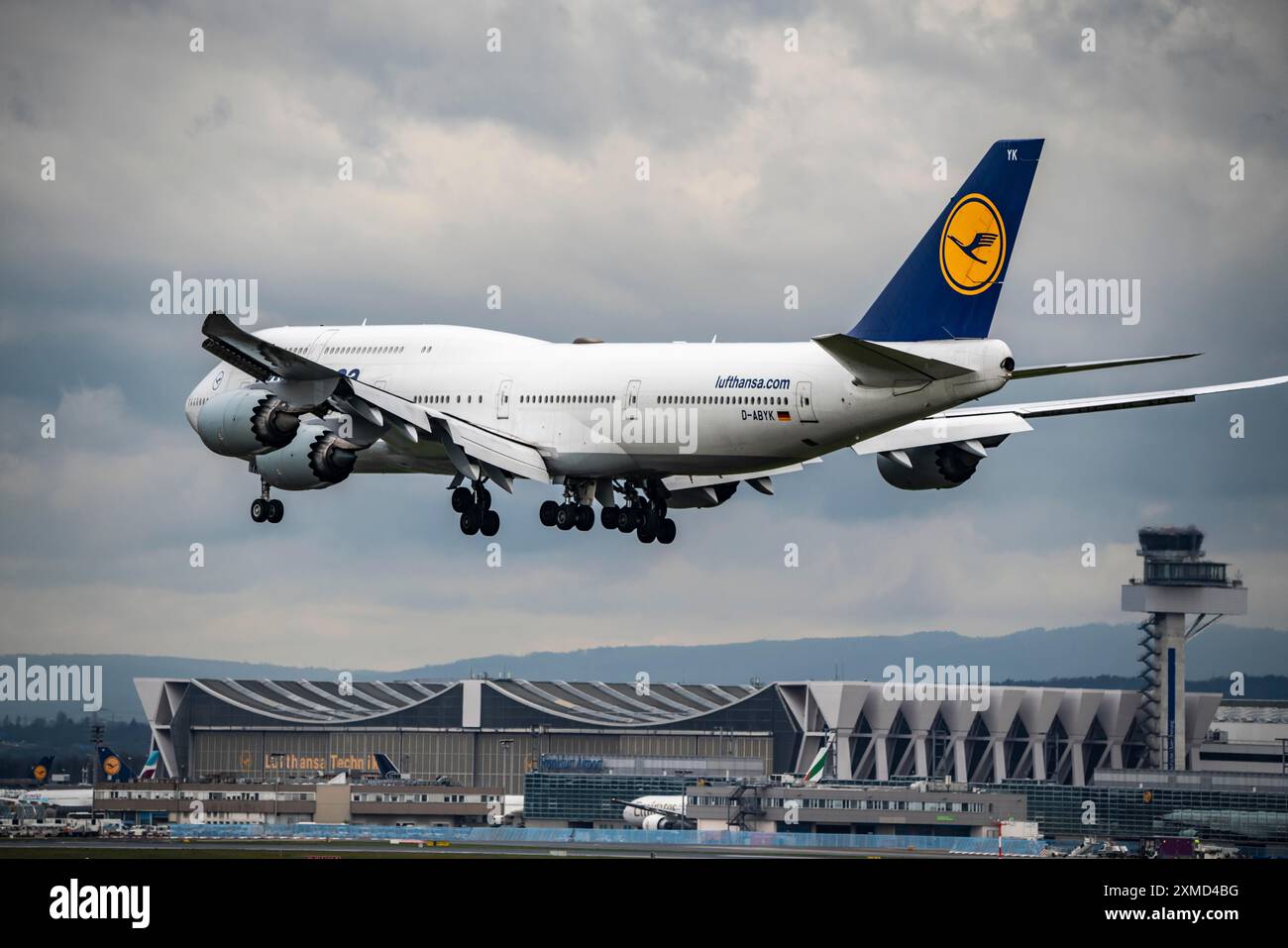 Lufthansa Boeing 747-830, in avvicinamento all'aeroporto di Francoforte sul meno, alla torre tedesca di controllo del traffico aereo, fra, Assia, Germania Foto Stock