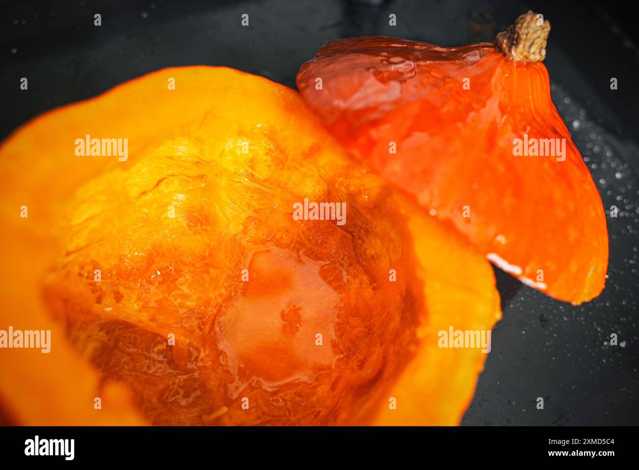 Zucca intera cotta nel forno con la parte superiore tagliata. Zucca pronta per essere versata nella zuppa. Ricetta per la zuppa. Foto di alta qualità Foto Stock