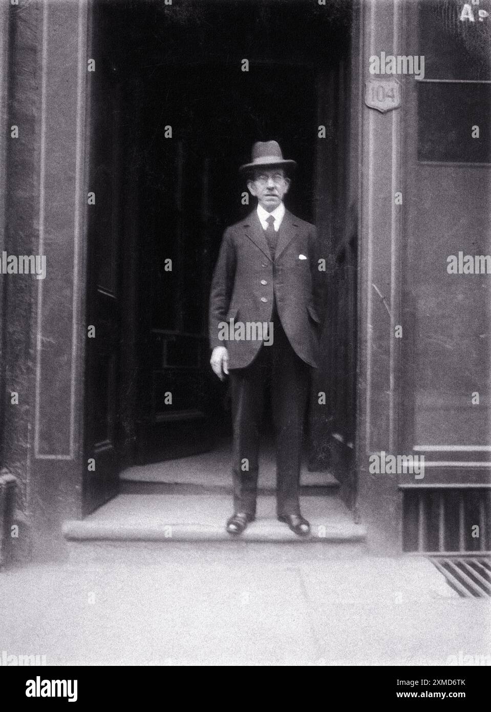 Un uomo non identificato in piedi in una porta. Fotografia di William Brown, 18 giugno 1926. Foto Stock