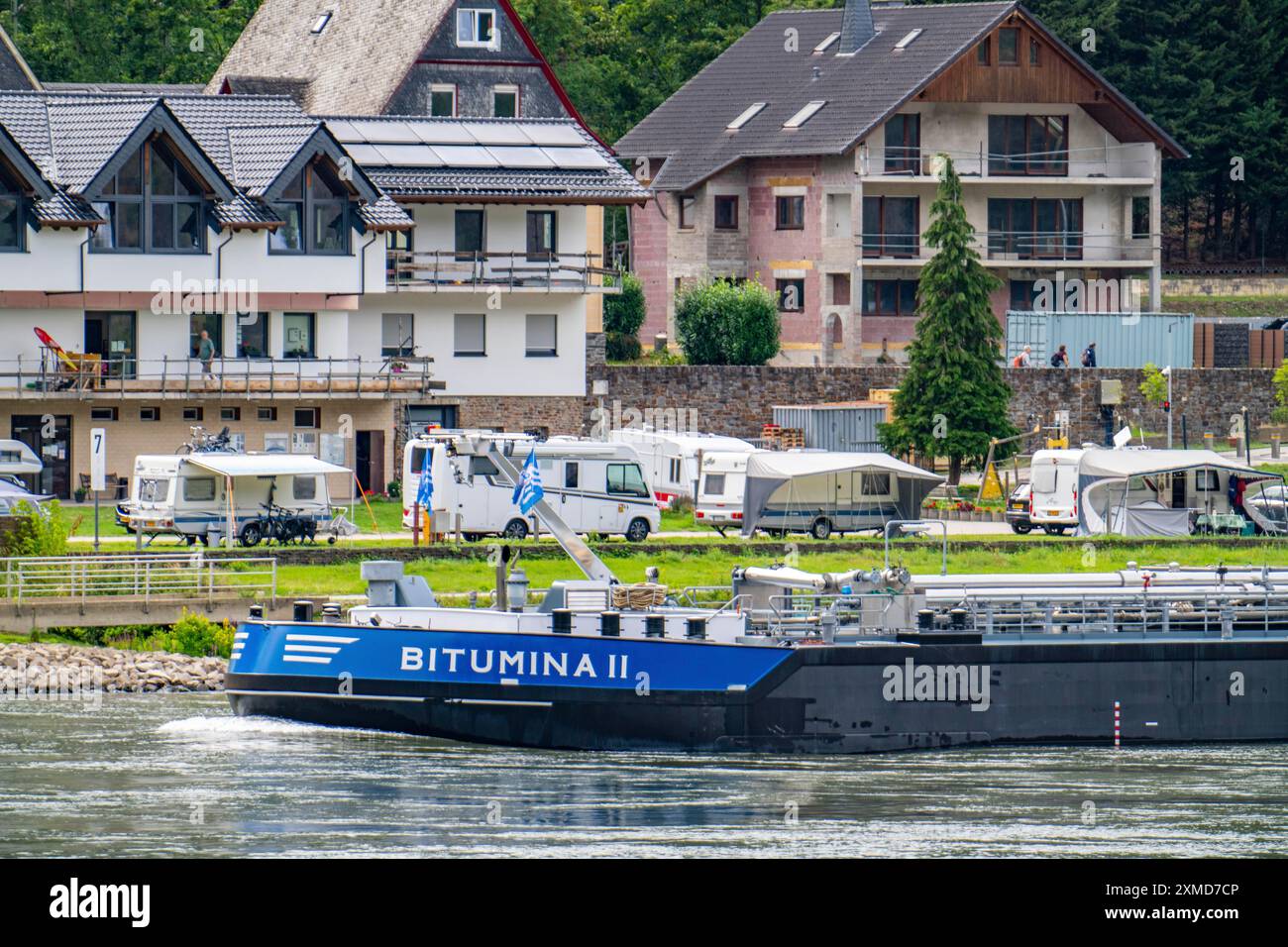 Nave da carico, autocisterna, sul Reno nella valle del Reno medio-alto, vicino alla Loreley Rock, campeggio sulla riva sinistra del Reno, St. Goar Foto Stock