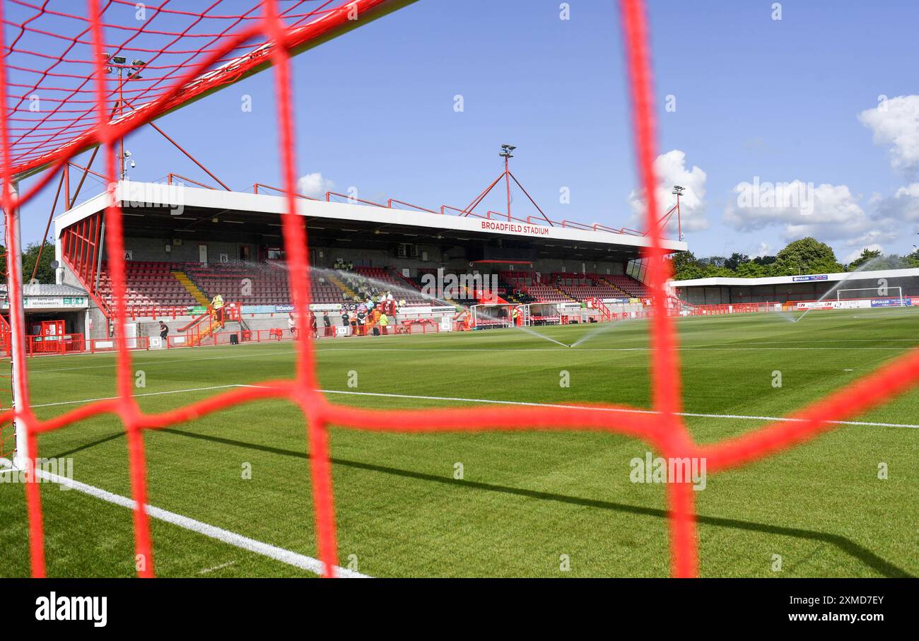 E' una bella giornata per la partita amichevole pre-stagione tra Crawley Town e Crystal Palace al Broadfield Stadium , Crawley , Regno Unito - 27 luglio 2024. Foto Simon Dack / Telefoto immagini. Solo per uso editoriale. Niente merchandising. Per le immagini di calcio si applicano restrizioni fa e Premier League inc. Non è consentito l'utilizzo di Internet/dispositivi mobili senza licenza FAPL. Per ulteriori dettagli, contattare Football Dataco Foto Stock