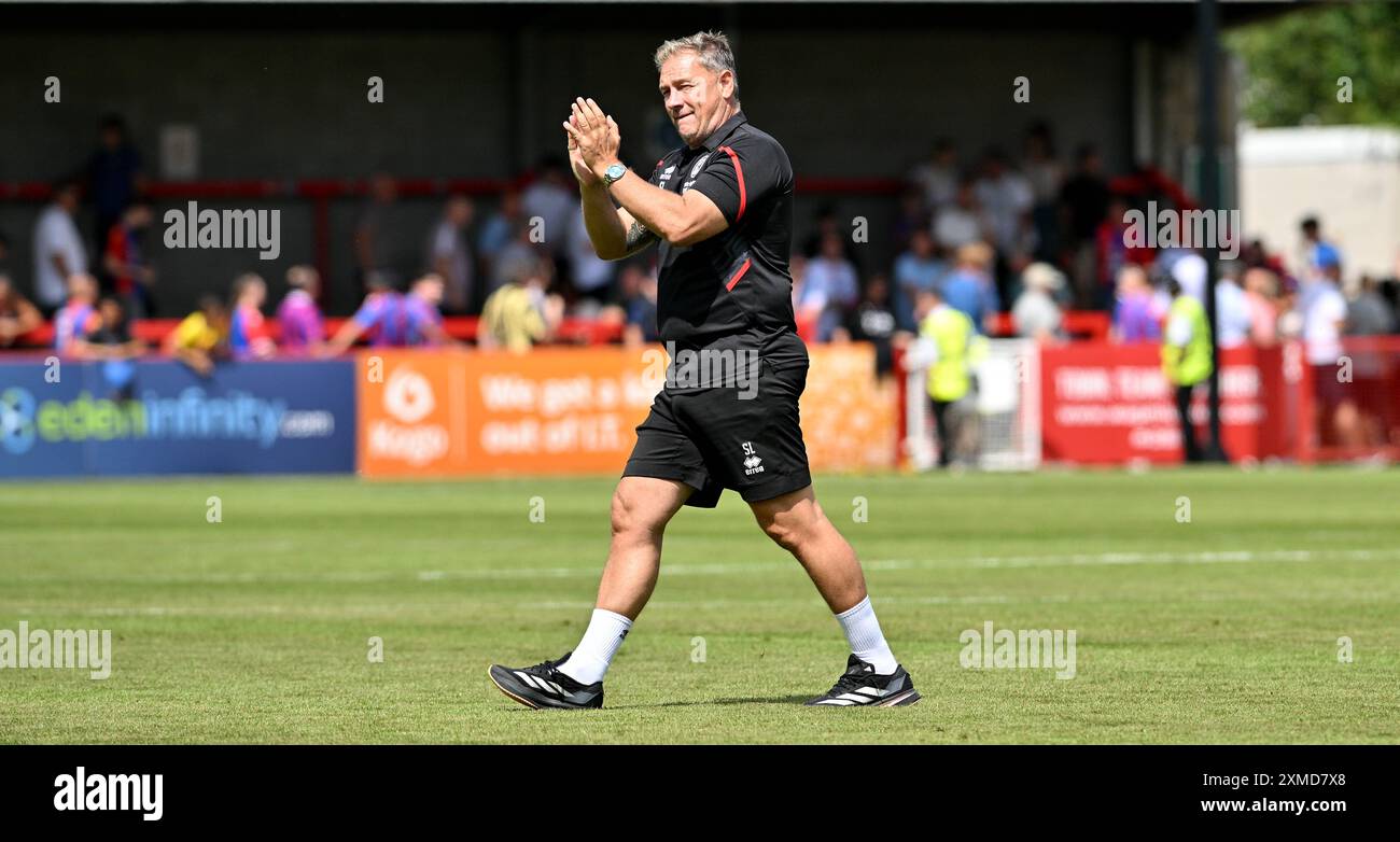 Il manager del Crawley Town Scott Lindsey durante l'amichevole pre-stagione tra Crawley Town e Crystal Palace al Broadfield Stadium di Crawley, Regno Unito - 27 luglio 2024. Photo Simon Dack / Telephoto Images solo per uso editoriale. Niente merchandising. Per le immagini di calcio si applicano restrizioni fa e Premier League inc. Non è consentito l'utilizzo di Internet/dispositivi mobili senza licenza FAPL. Per ulteriori dettagli, contattare Football Dataco Foto Stock