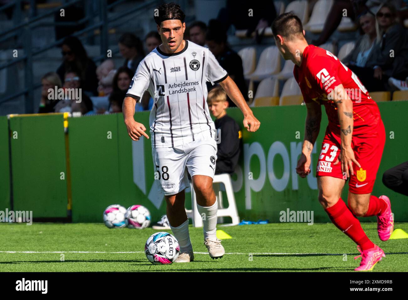 Farum, Danimarca. 27 luglio 2024. Oliver Villadsen, FCN e Aral Simsir, FCM durante il Superliga match tra FC Nordsjaelland e FC Midtjylland a Right to Dream Park a Farum sabato 27 luglio 2024. (Foto: Martin Sylvest/Ritzau Scanpix 2024) credito: Ritzau/Alamy Live News Foto Stock