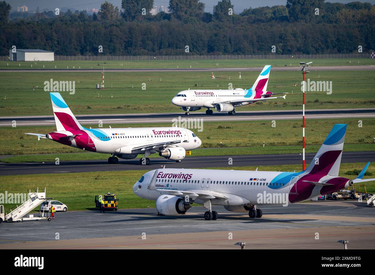 Aeroporto di Duesseldorf, Eurowings Aircraft, Airbus, sulla pista, pista di rullaggio, posizione di parcheggio Foto Stock