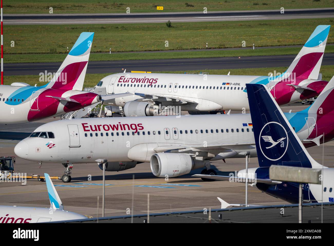 Aeroporto di Duesseldorf, Eurowings Aircraft, sulla pista di rullaggio e parcheggio Foto Stock