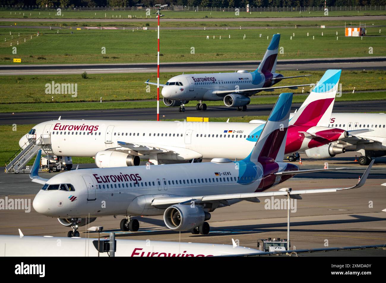 Aeroporto di Duesseldorf, Eurowings Aircraft, sulla pista di rullaggio e in posizione di parcheggio Foto Stock