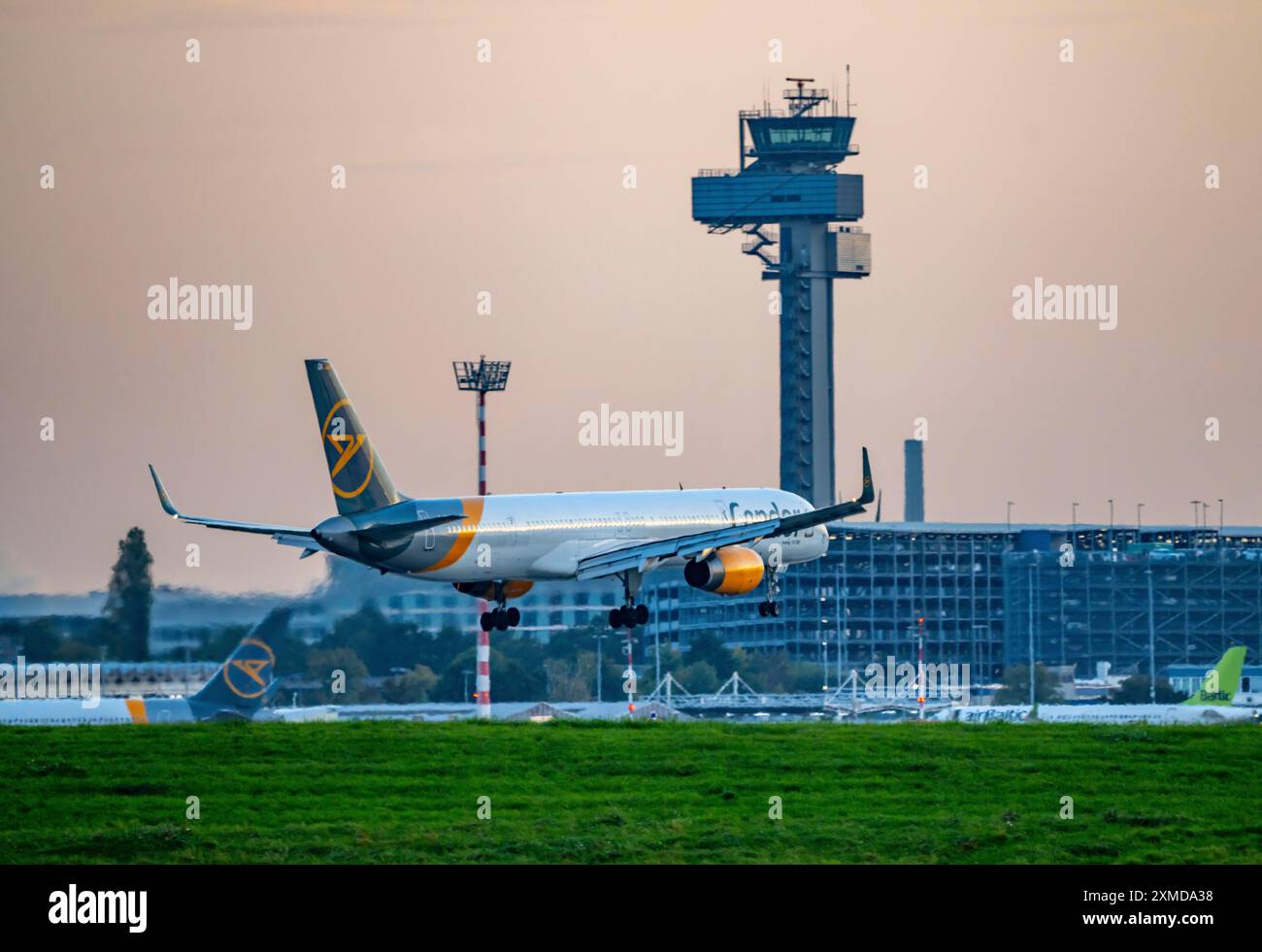 Aeroporto internazionale di Duesseldorf, atterraggio di un Boeing Condor 757-300, sud, 05R/23L, torre di controllo del traffico aereo, Renania settentrionale-Vestfalia, Germania Foto Stock