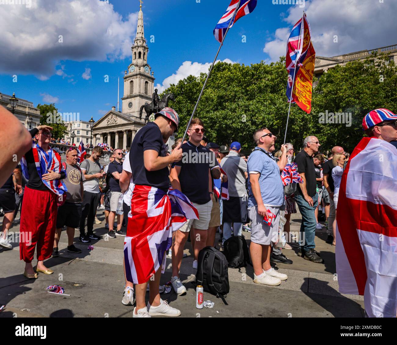 Londra, Regno Unito. 27 luglio 2024. Migliaia di sostenitori di Tommy Robinson, vero nome Stephen Yaxley-Lennon, hanno marciato dalla Royal Courts of Justice e sono ora riuniti per un raduno a Trafalgar Square, nel centro di Londra. Molti hanno portato bandiere Union Jack e St George's Cross o indossano i colori Union Jack. Crediti: Imageplotter/Alamy Live News Foto Stock