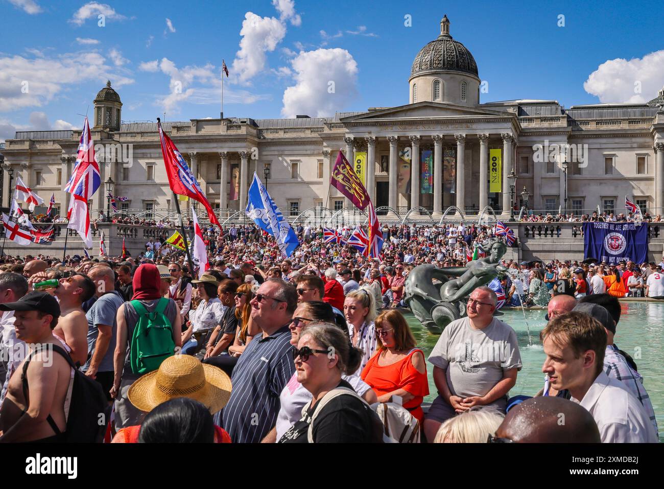 Londra, Regno Unito. 27 luglio 2024. Migliaia di sostenitori di Tommy Robinson, vero nome Stephen Yaxley-Lennon, hanno marciato dalla Royal Courts of Justice e sono ora riuniti per un raduno a Trafalgar Square, nel centro di Londra. Molti hanno portato bandiere Union Jack e St George's Cross o indossano i colori Union Jack. Crediti: Imageplotter/Alamy Live News Foto Stock