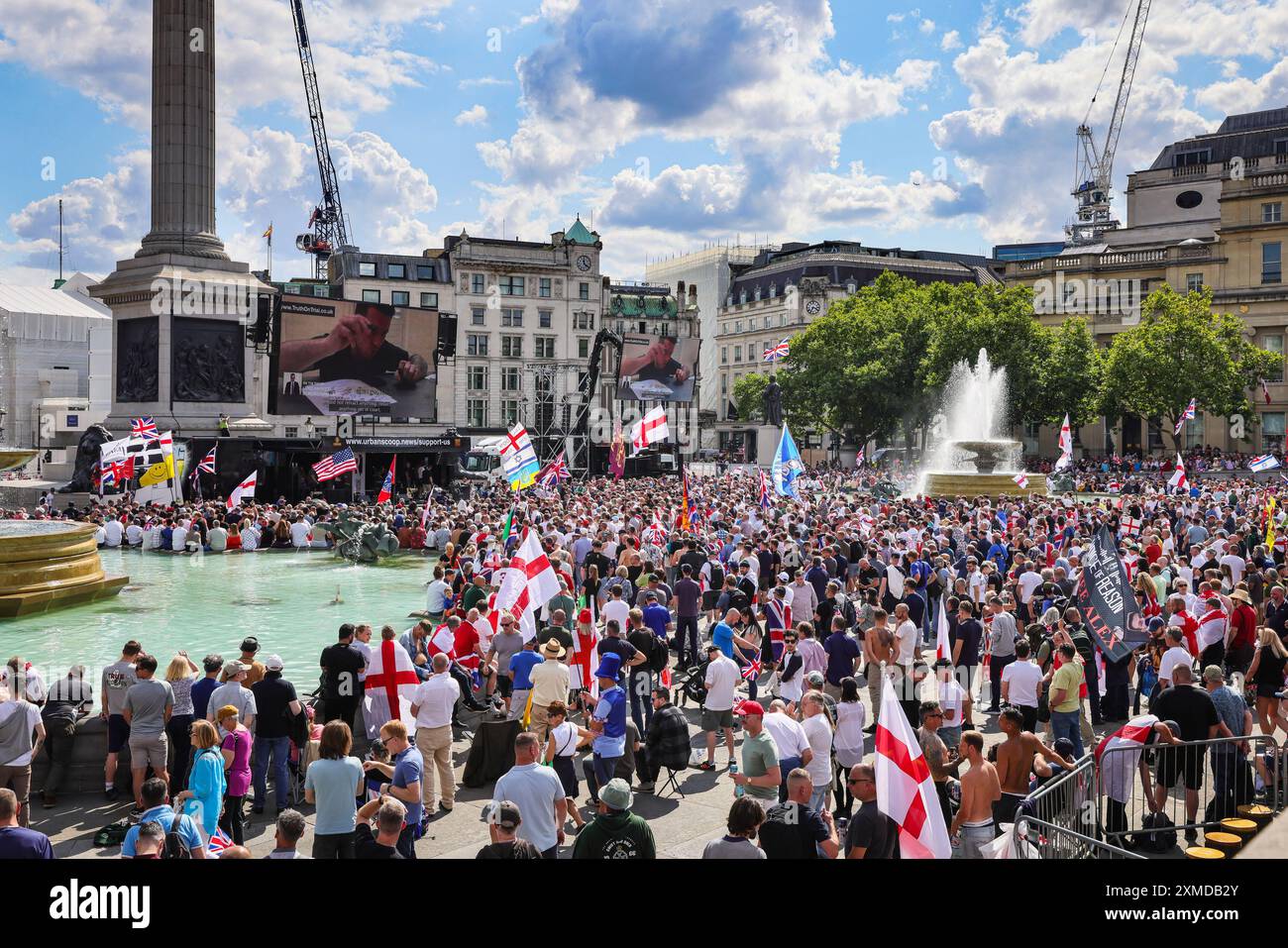 Londra, Regno Unito. 27 luglio 2024. I sostenitori guardano un video del signor Yaxley. Migliaia di sostenitori di Tommy Robinson, vero nome Stephen Yaxley-Lennon, hanno marciato dalla Royal Courts of Justice e sono ora riuniti per un raduno a Trafalgar Square, nel centro di Londra. Molti hanno portato bandiere Union Jack e St George's Cross o indossano i colori Union Jack. Crediti: Imageplotter/Alamy Live News Foto Stock