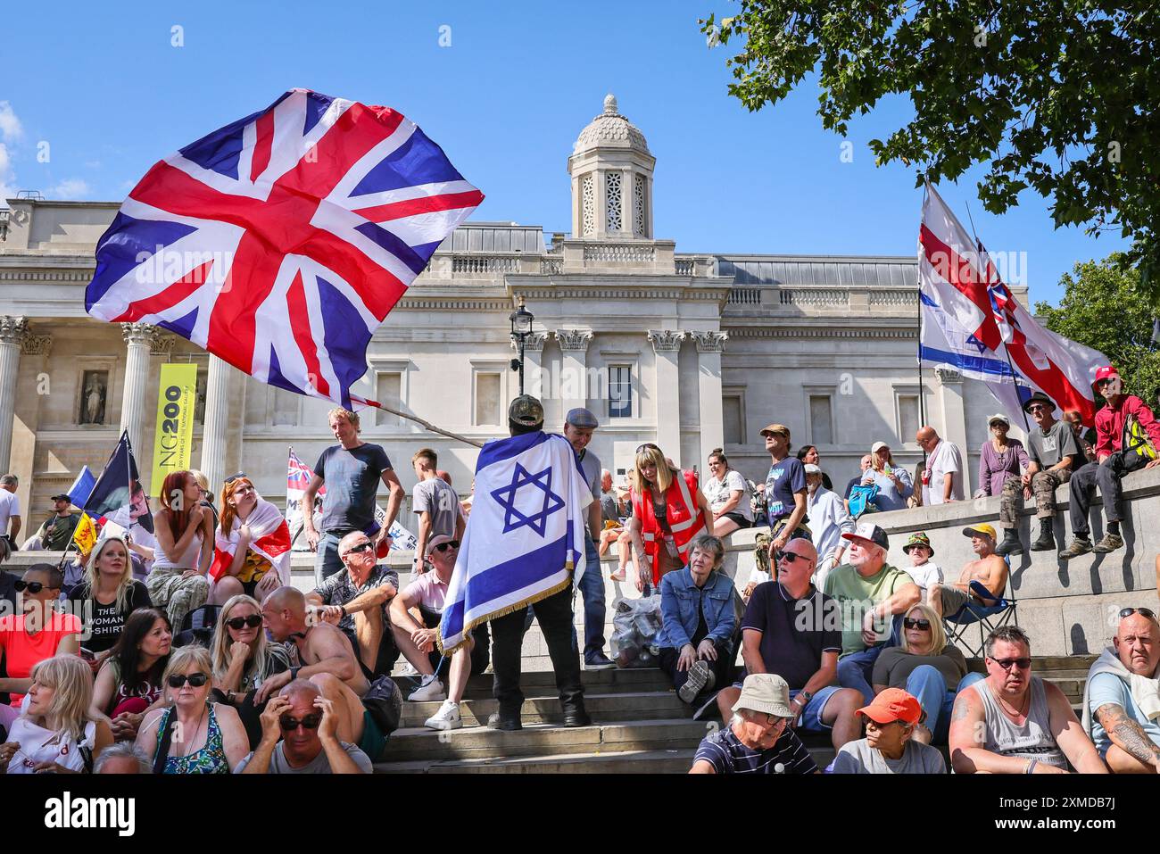 Londra, Regno Unito. 27 luglio 2024. Migliaia di sostenitori di Tommy Robinson, vero nome Stephen Yaxley-Lennon, hanno marciato dalla Royal Courts of Justice e sono ora riuniti per un raduno a Trafalgar Square, nel centro di Londra. Molti hanno portato bandiere Union Jack e St George's Cross o indossano i colori Union Jack. Crediti: Imageplotter/Alamy Live News Foto Stock