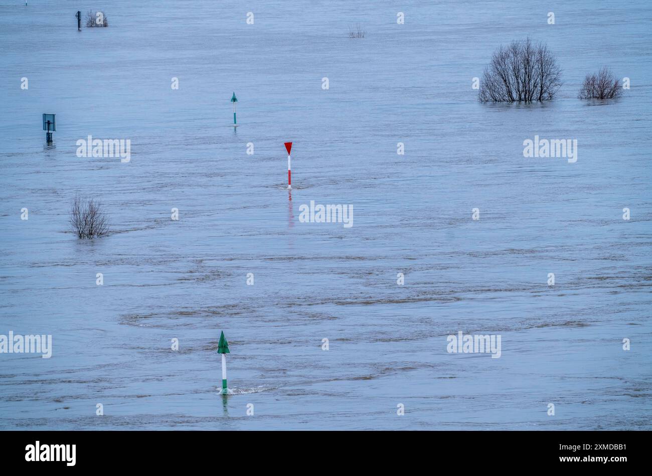Acque alte del Reno vicino a Duisburg, fiume vicino a Duisburg-Homberg, indicazioni di navigazione, Renania settentrionale-Vestfalia, Germania Foto Stock