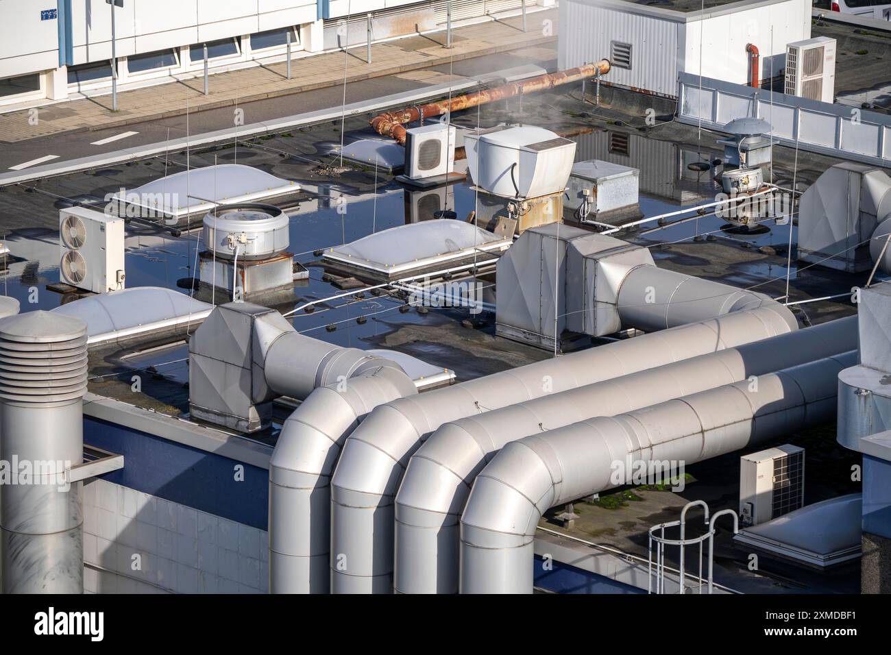 Sistema di ventilazione in un edificio commerciale, aria di scarico, aria compressa, tecnologia di climatizzazione Foto Stock