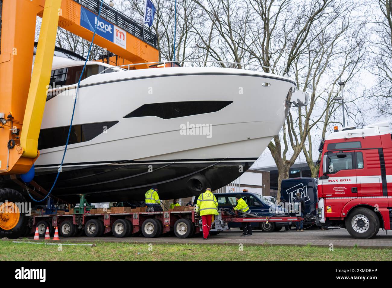 Gru per EUR6,3 milioni di Sunseeker 88Y, con un peso di 82 tonnellate, in preparazione della più grande fiera mondiale degli sport acquatici, Boot in Foto Stock