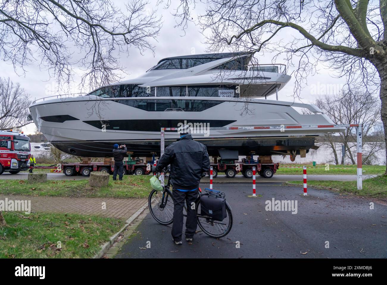 Gru per EUR6,3 milioni di Sunseeker 88Y, con un peso di 82 tonnellate, in preparazione della più grande fiera mondiale degli sport acquatici, Boot in Foto Stock