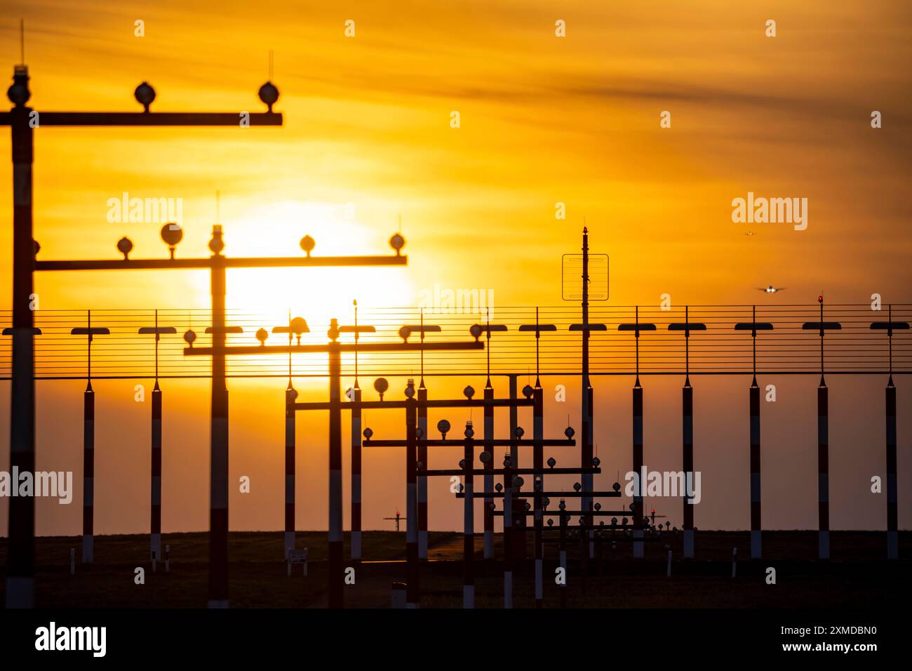 Illuminazione della pista, ausili di avvicinamento, all'aeroporto internazionale di Duesseldorf, tramonto, aerei in avvicinamento alla pista principale sud, 05R/23L, nord Foto Stock