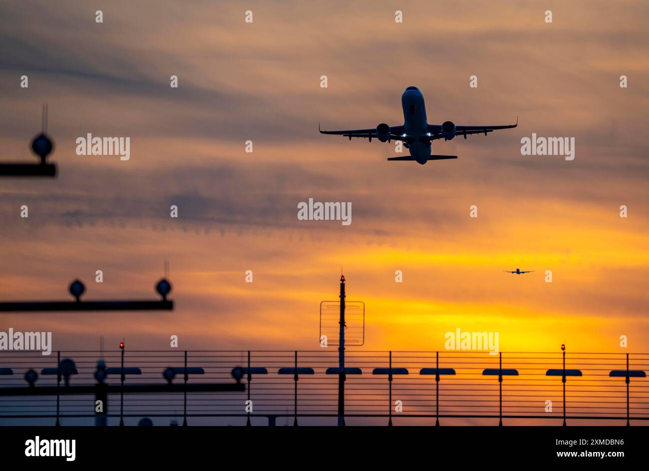 Illuminazione della pista, ausili di avvicinamento, all'aeroporto internazionale di Duesseldorf, tramonto, decollo degli aerei e avvicinamento alla pista principale sud, 05R/23L. Foto Stock