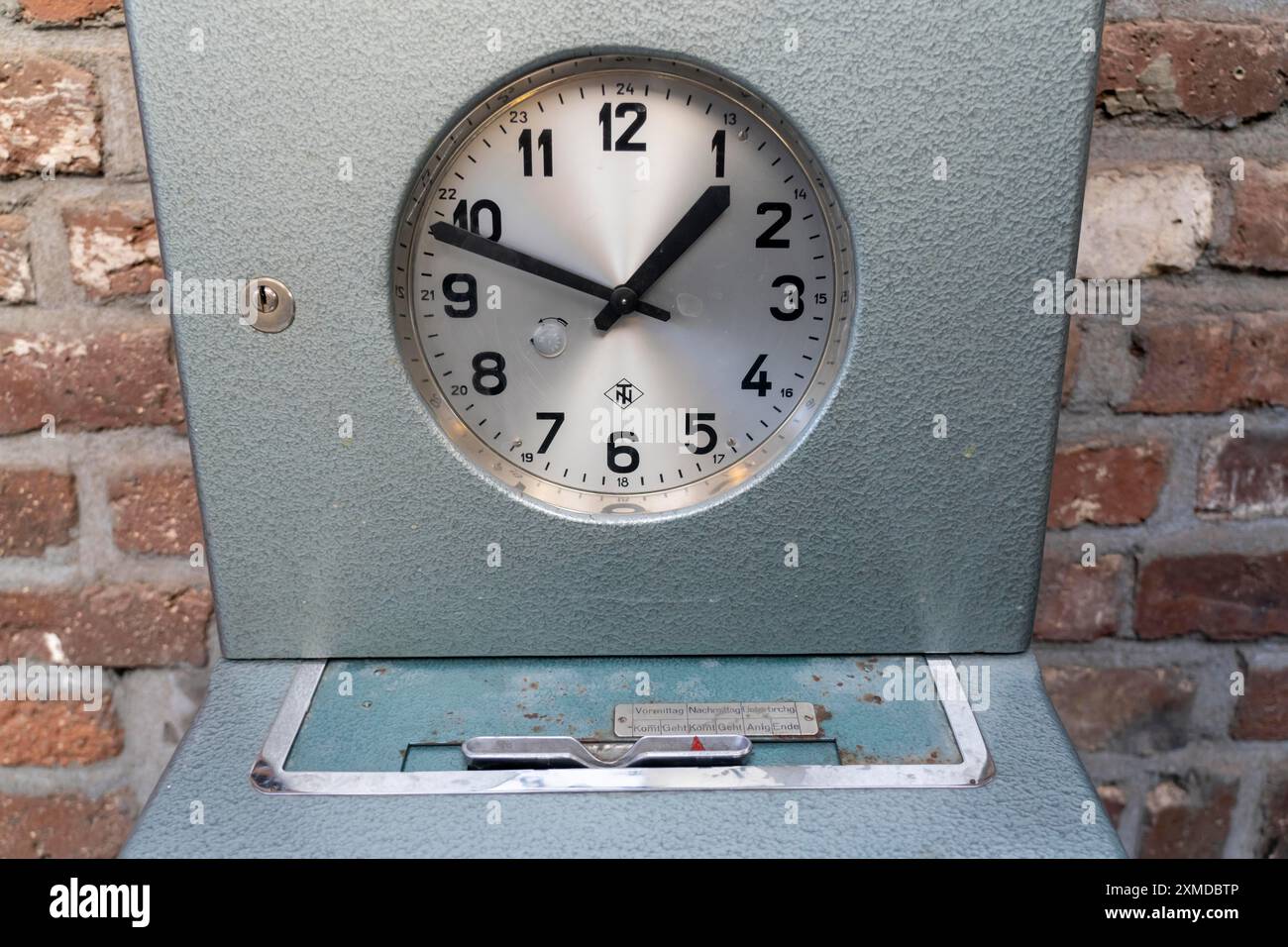 Orologio meccanico, registrazione analogica dell'orario di lavoro, immagine simbolica Foto Stock