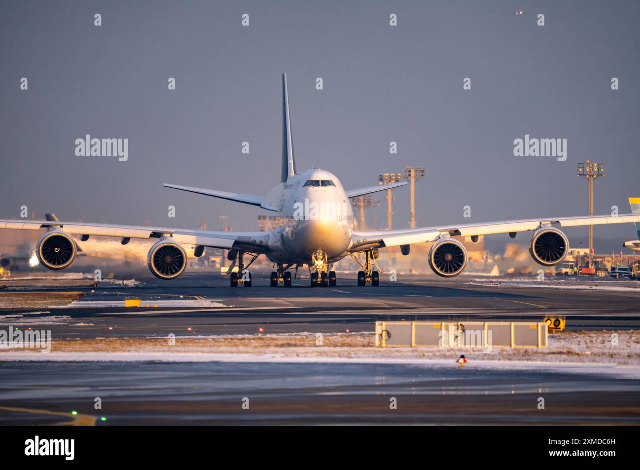 Lufthansa Boeing 747-8, Brandeburgo, sulla via di rullaggio per Runway West, aeroporto di Francoforte fra, Fraport, in inverno, Assia, Germania Foto Stock