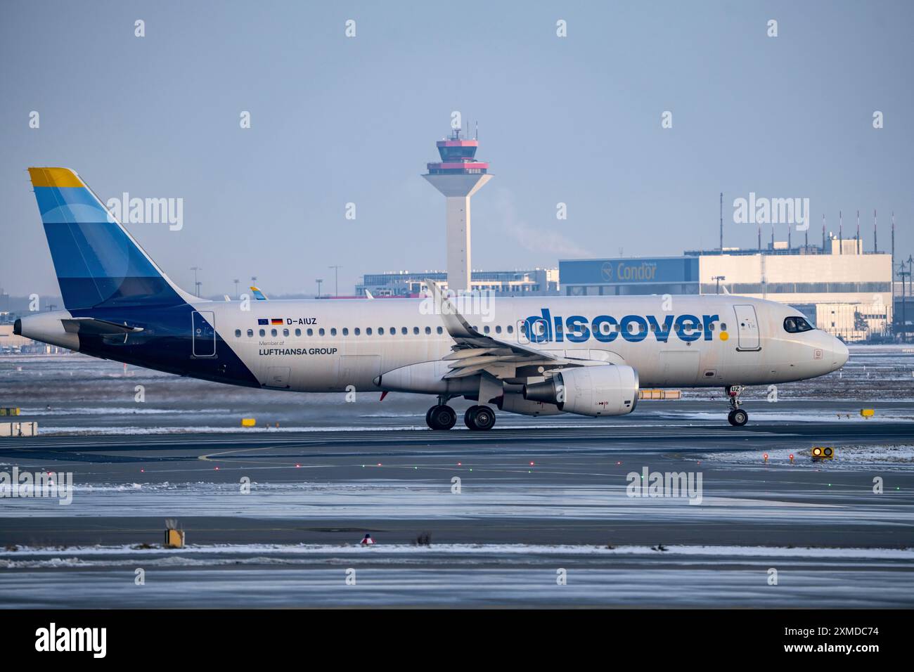 Scopri Airbus A320-200, A-AIUZ, di fronte al decollo sulla pista ovest, Francoforte Aeroporto fra, Fraport, in inverno, Assia, Germania Foto Stock