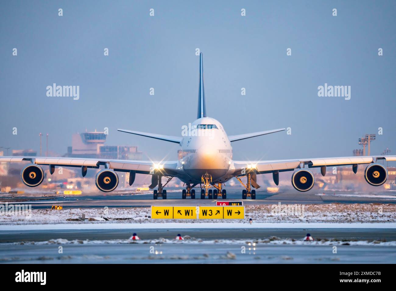 Lufthansa Boeing 747-8, sulla via di rullaggio per Runway West, Francoforte Aeroporto fra, Fraport, in inverno, Assia, Germania Foto Stock