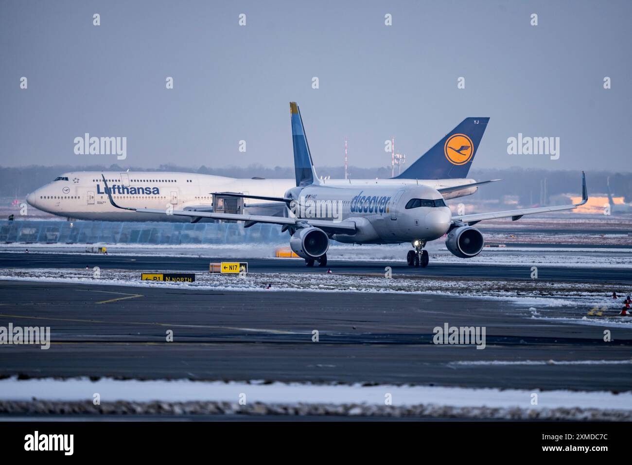 Lufthansa Boeing 747-8, Discover Airbus A320-200, sulla strada per Runway West, Francoforte Aeroporto fra, Fraport, in inverno, Hesse, Germania Foto Stock