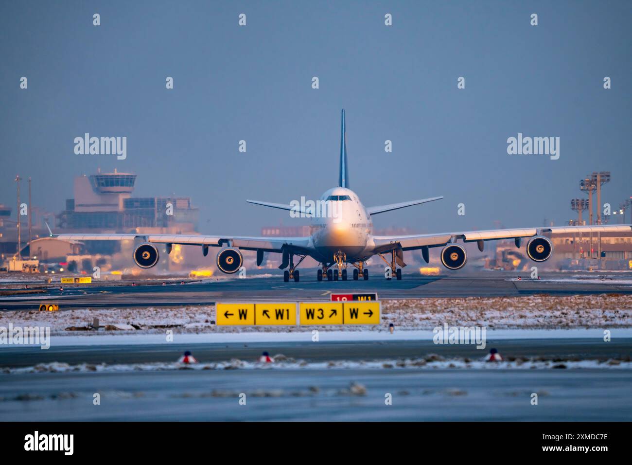 Lufthansa Boeing 747-8, sulla via di rullaggio per Runway West, Francoforte Aeroporto fra, Fraport, in inverno, Assia, Germania Foto Stock