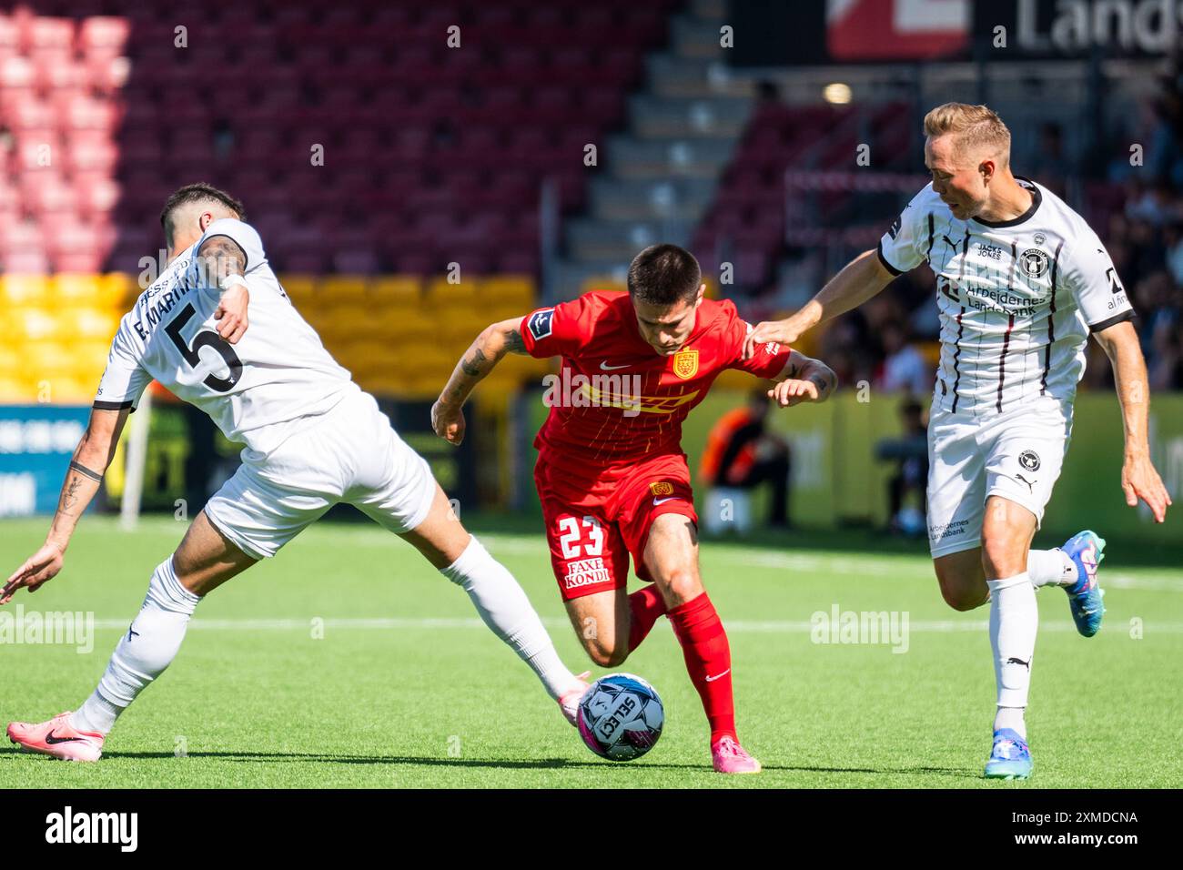 Farum, Danimarca. 27 luglio 2024. Oliver Villadsen, FCN e Emiliano Martínez, FCM durante la Superliga match tra FC Nordsjaelland e FC Midtjylland a Right to Dream Park a Farum sabato 27 luglio 2024. (Foto: Martin Sylvest/Ritzau Scanpix 2024) credito: Ritzau/Alamy Live News Foto Stock