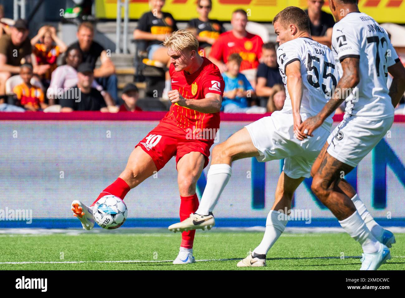 Farum, Danimarca. 27 luglio 2024. Conrad Harder, FCN e Victor Bak, FCM durante il Superliga match tra FC Nordsjaelland e FC Midtjylland al Right to Dream Park di Farum sabato 27 luglio 2024. (Foto: Martin Sylvest/Ritzau Scanpix 2024) credito: Ritzau/Alamy Live News Foto Stock