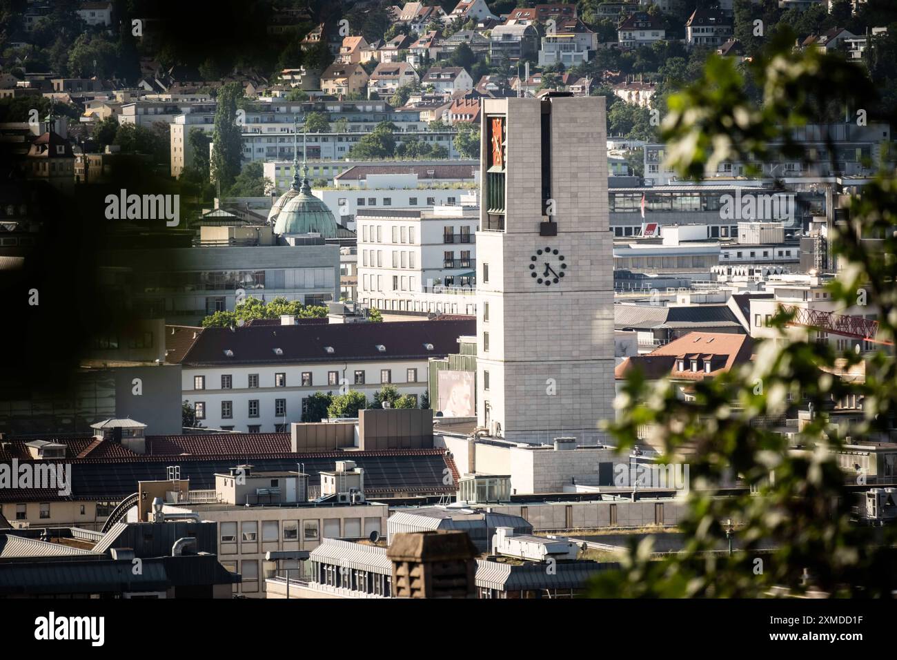 Stuttgarter Gebäude 20240709 Innenstadt Stuttgart, Rathaus Rathausturm Stadtübersicht von der Architektenkammer aus gesehen, Stadtkern, Zentrum, Stadtzentrum im Talkessel, *** Stuttgart Buildings 20240709 Stuttgart centro città, municipio, torre municipale Panoramica della città come si vede dalla camera degli Architetti, centro città, centro città, centro città nel bacino della valle, Foto Stock